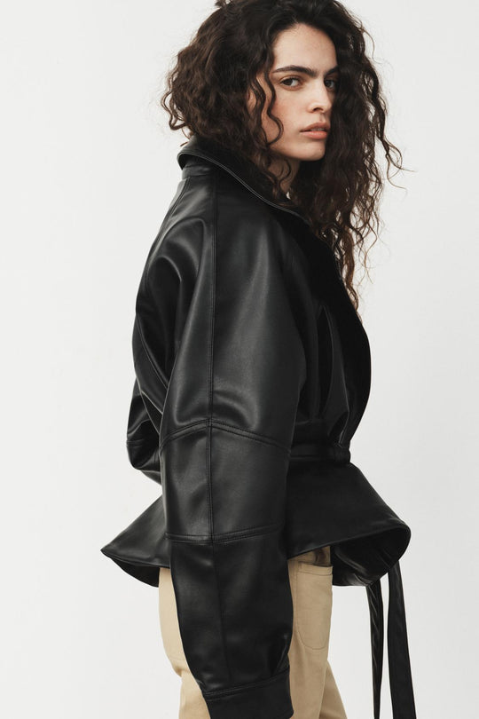 BLOUSON EN MATIÈRE SYNTHÉTIQUE AVEC CEINTURE