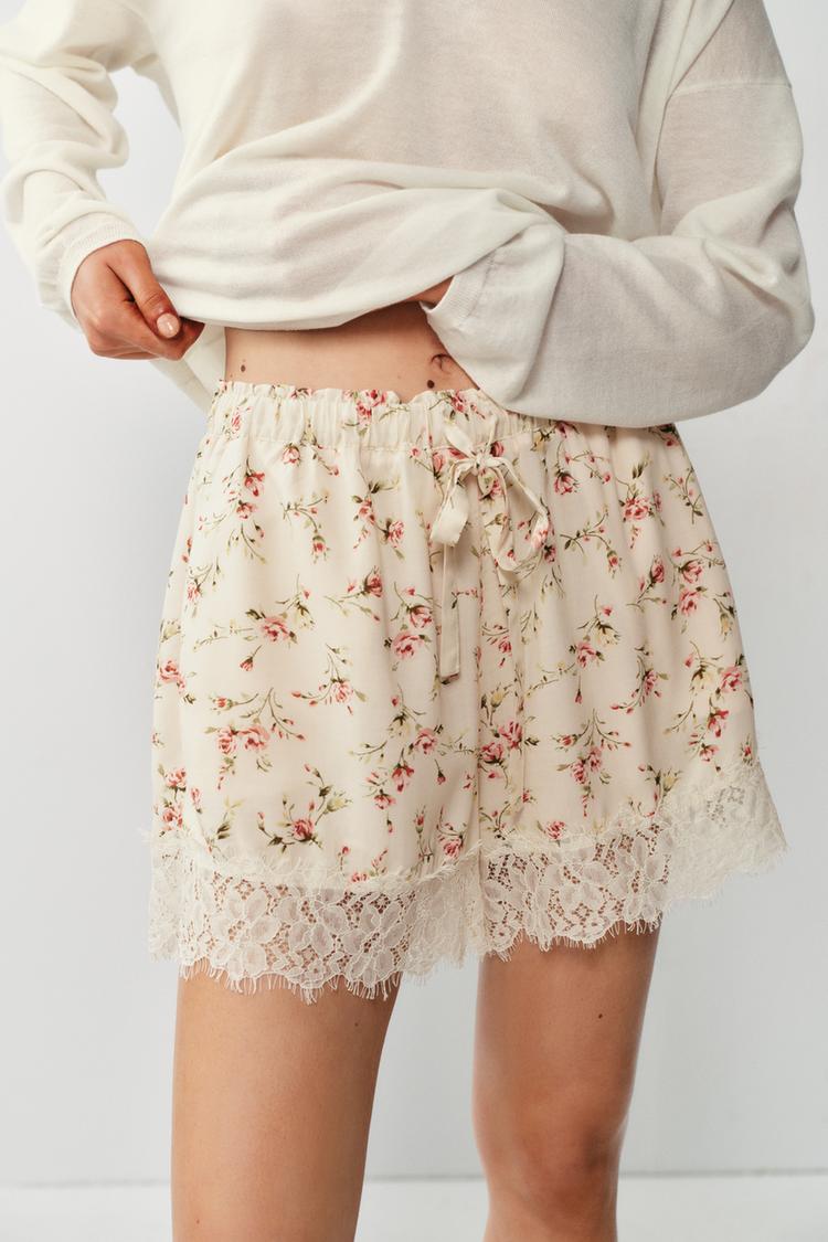 SHORT À IMPRIMÉ FLEURI ET DENTELLE