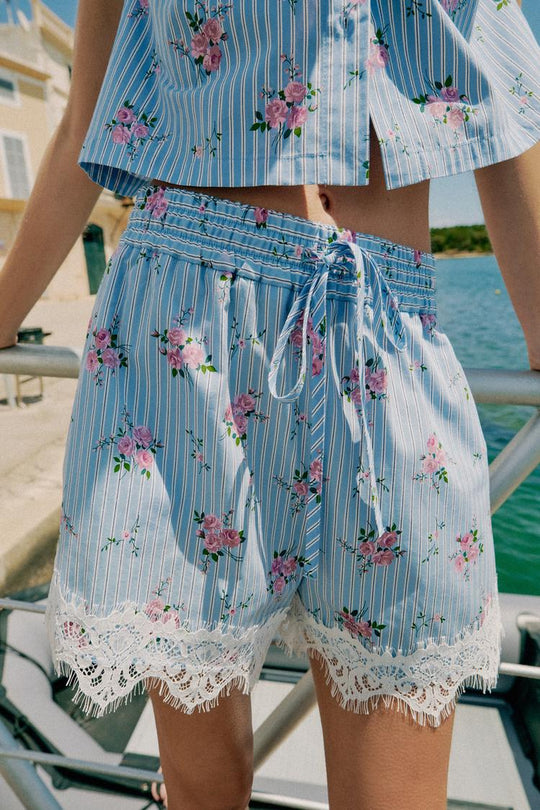 SHORT À RAYURES ET DENTELLE