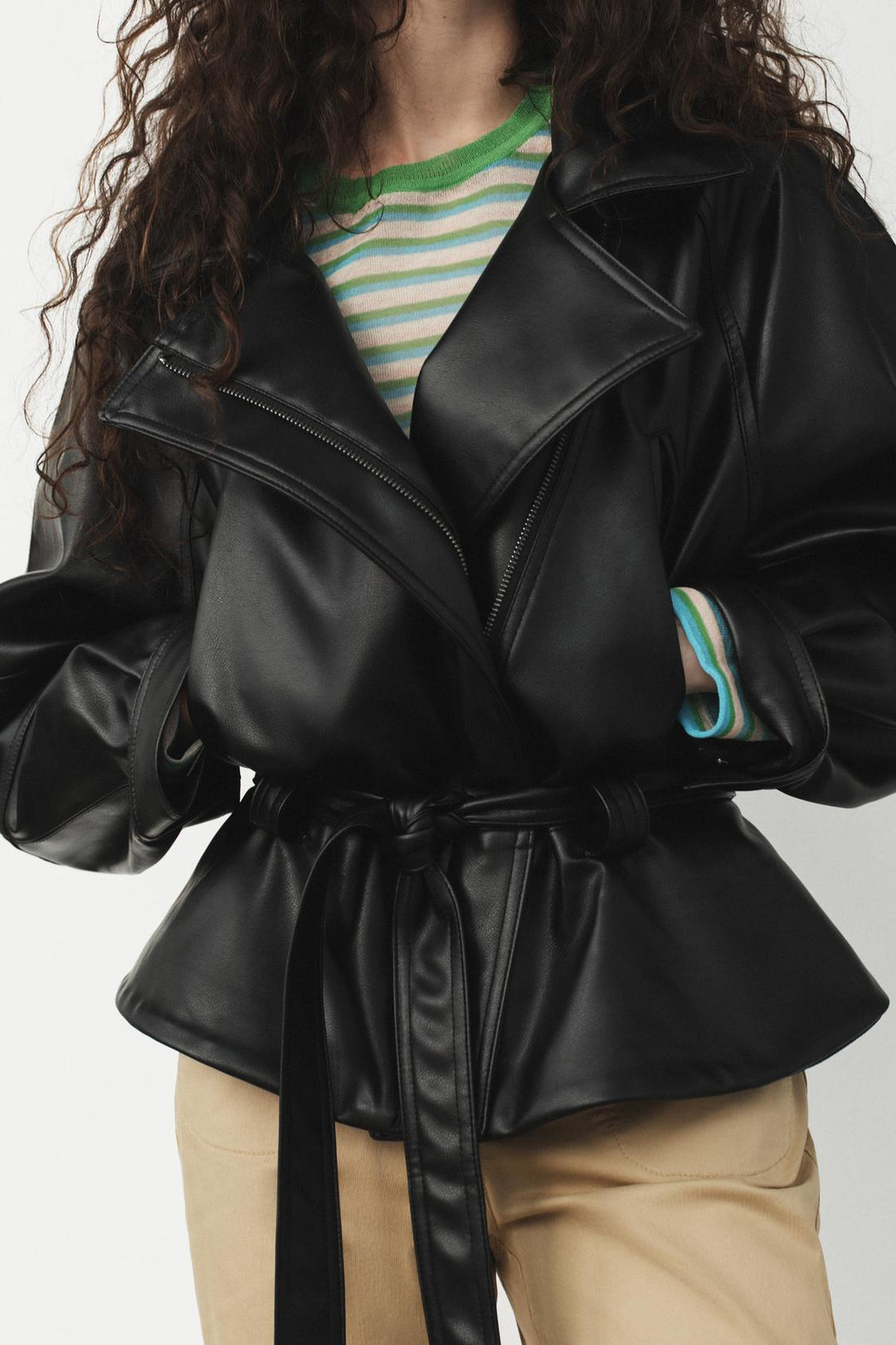 BLOUSON EN MATIÈRE SYNTHÉTIQUE AVEC CEINTURE