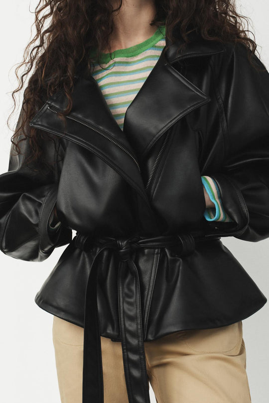 BLOUSON EN MATIÈRE SYNTHÉTIQUE AVEC CEINTURE