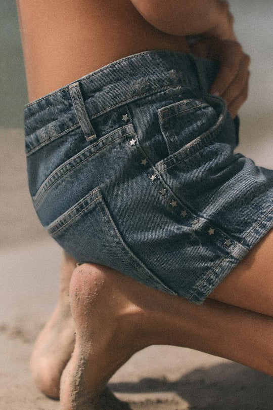 MINI SHORT EN JEAN TRF À CLOUS