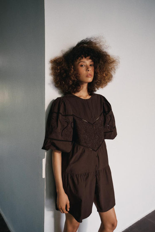 ROBE COURTE EN POPELINE BRODÉE