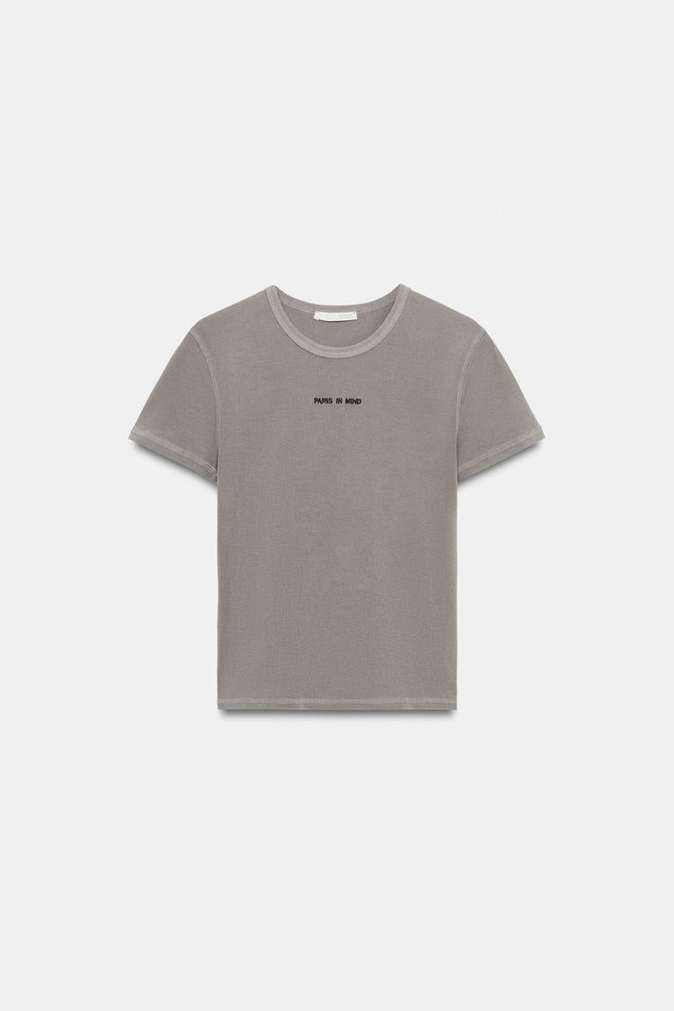 T-SHIRT MANCHES COURTES ET INSCRIPTION