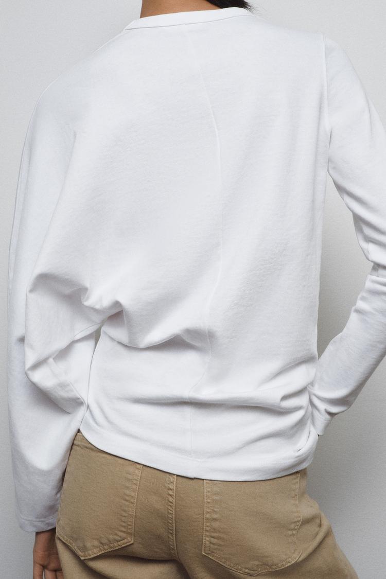 T-SHIRT ASYMÉTRIQUE À MANCHES LONGUES