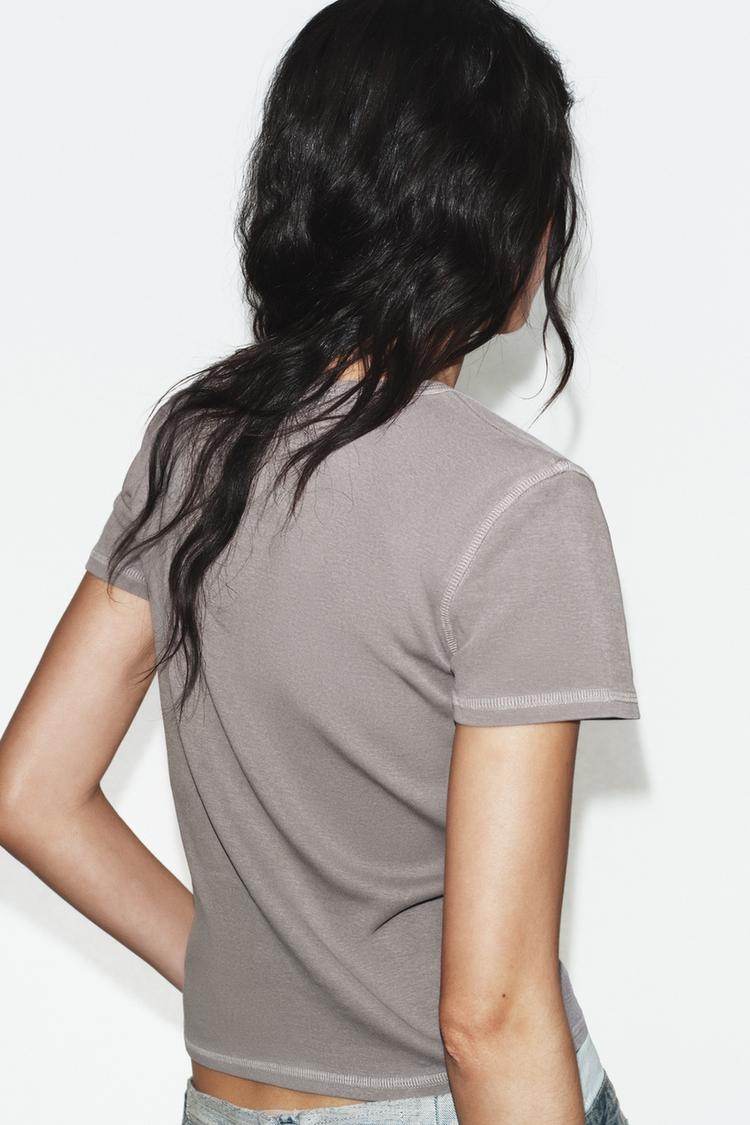 T-SHIRT MANCHES COURTES ET INSCRIPTION
