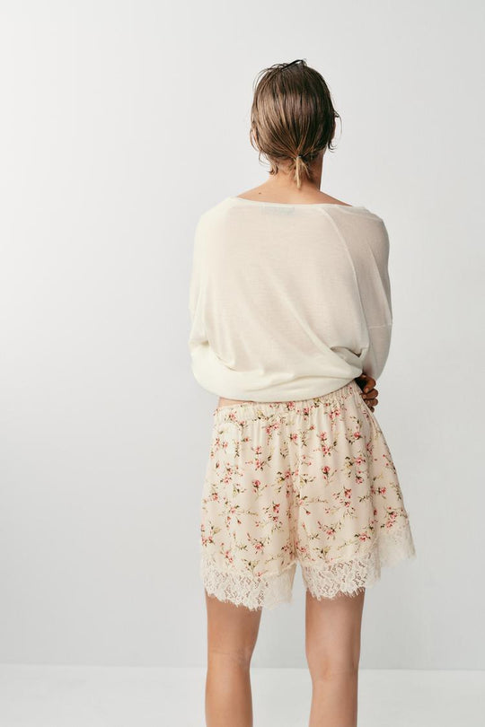 SHORT À IMPRIMÉ FLEURI ET DENTELLE