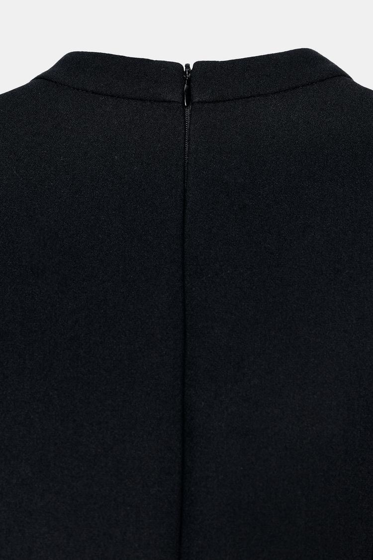 ROBE COURTE À MANCHES BOUFFANTES