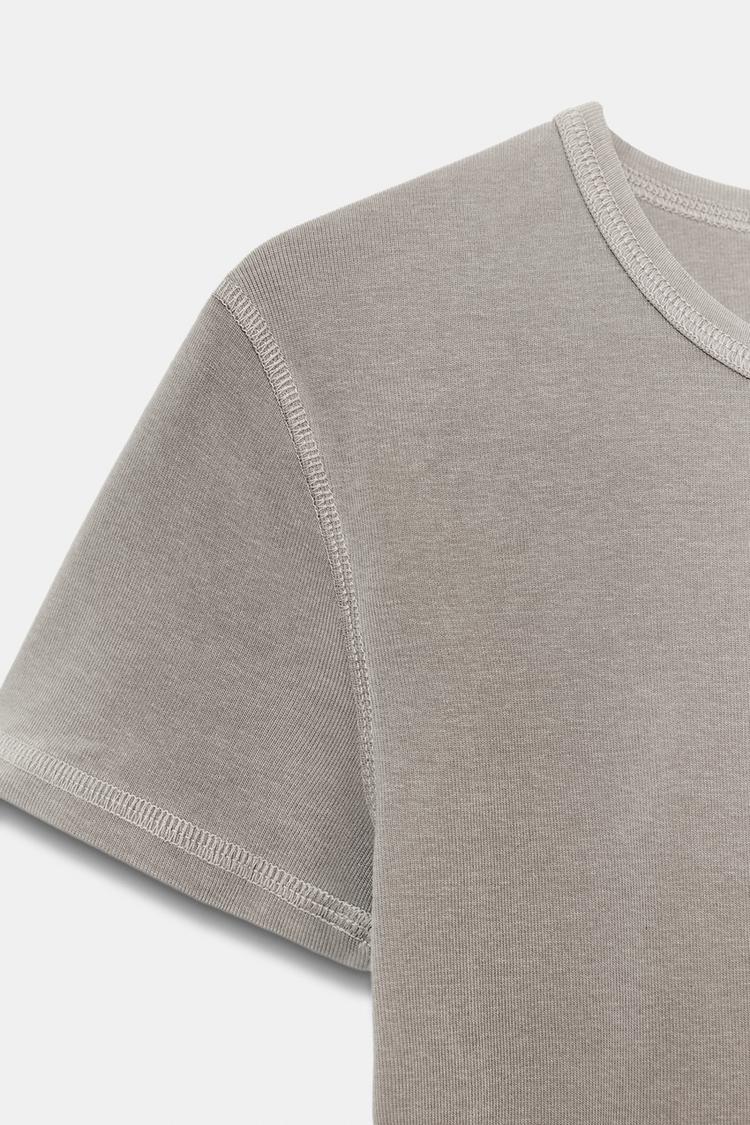 T-SHIRT MANCHES COURTES ET INSCRIPTION