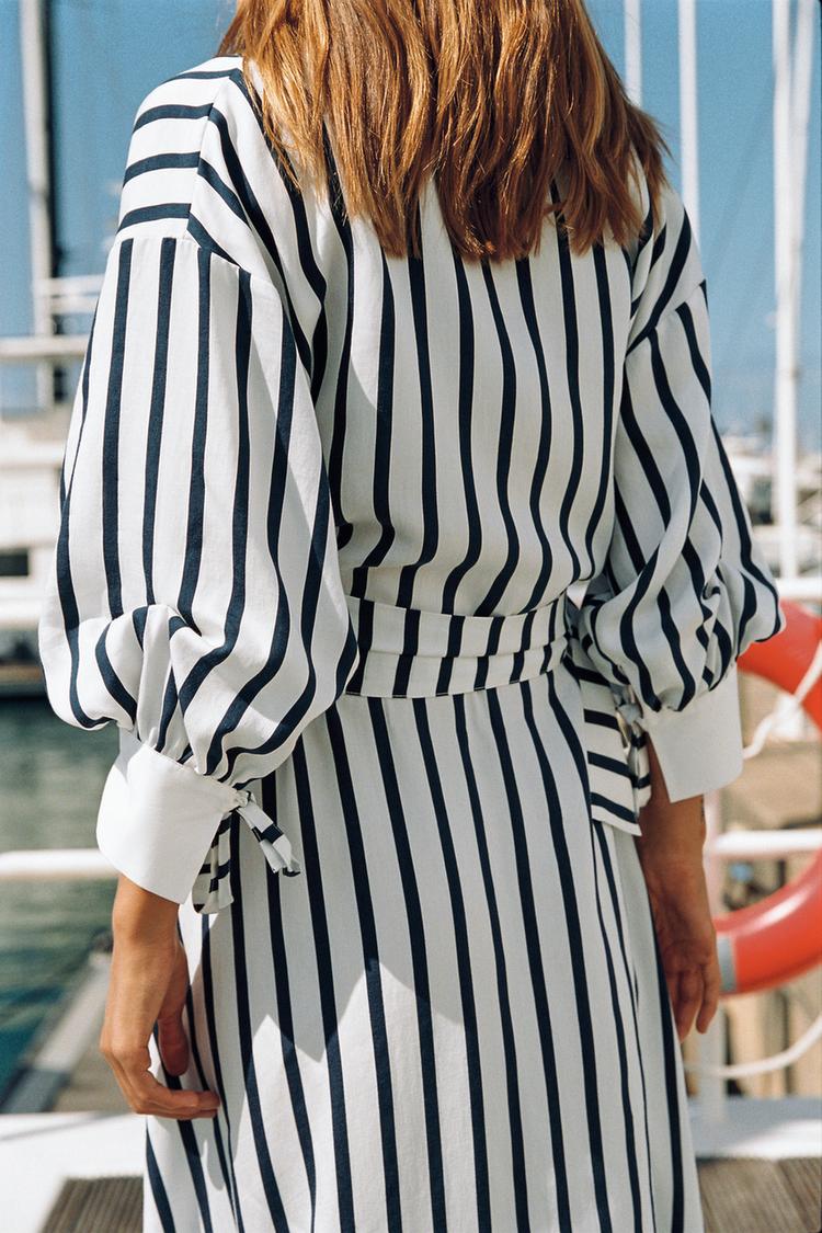 ROBE MI-LONGUE À RAYURES AVEC CEINTURE