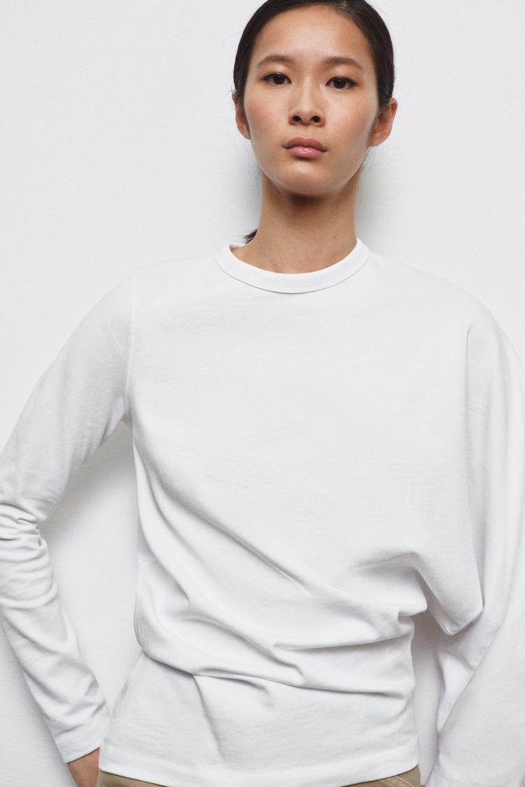 T-SHIRT ASYMÉTRIQUE À MANCHES LONGUES