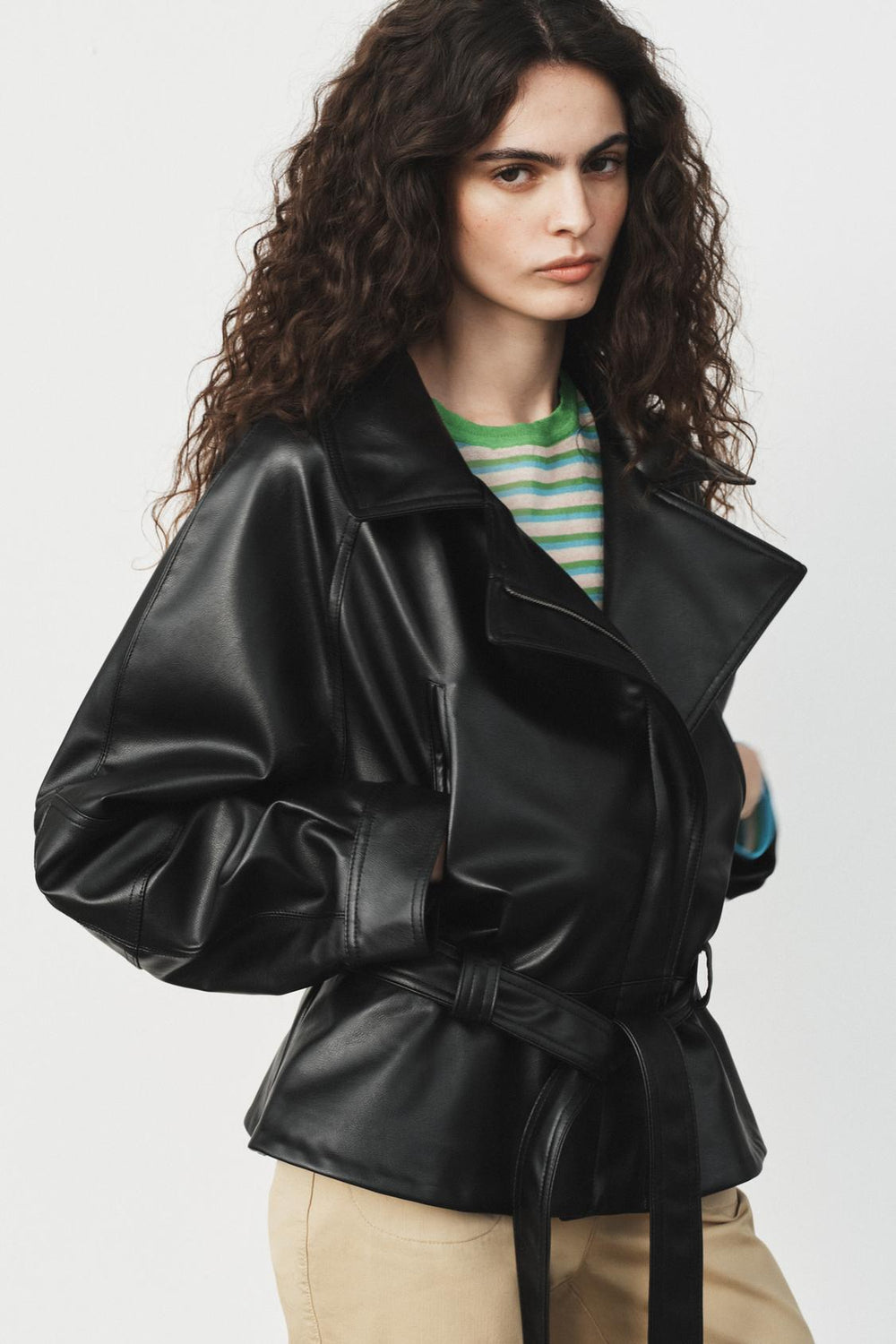 BLOUSON EN MATIÈRE SYNTHÉTIQUE AVEC CEINTURE