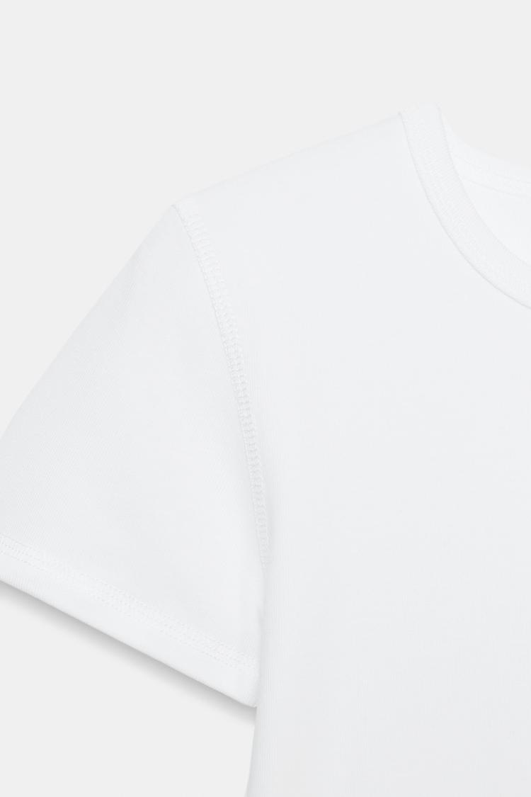 T-SHIRT MANCHES COURTES ET INSCRIPTION
