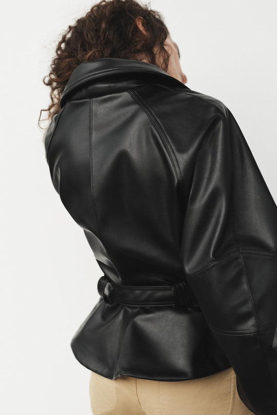 BLOUSON EN MATIÈRE SYNTHÉTIQUE AVEC CEINTURE