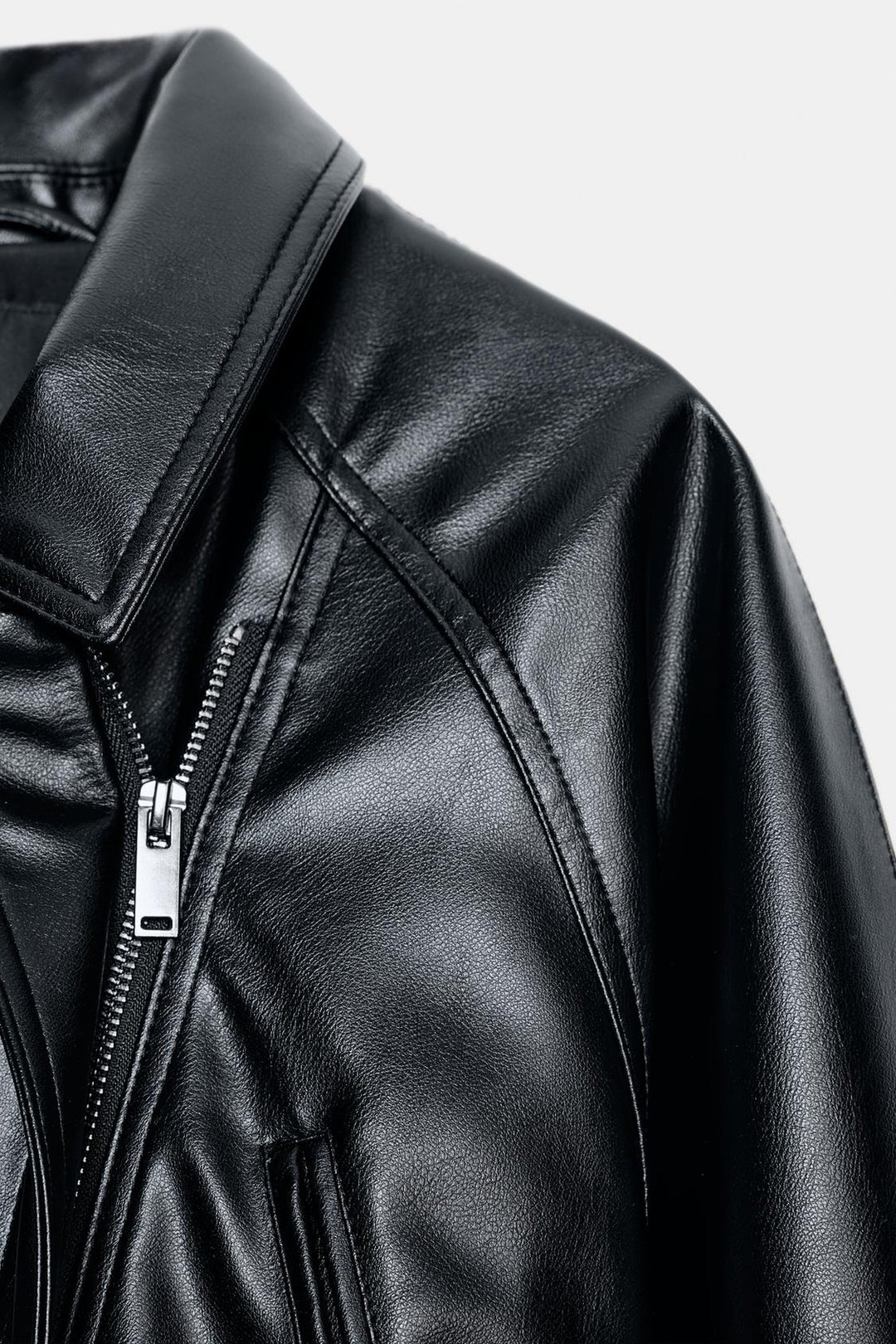BLOUSON EN MATIÈRE SYNTHÉTIQUE AVEC CEINTURE