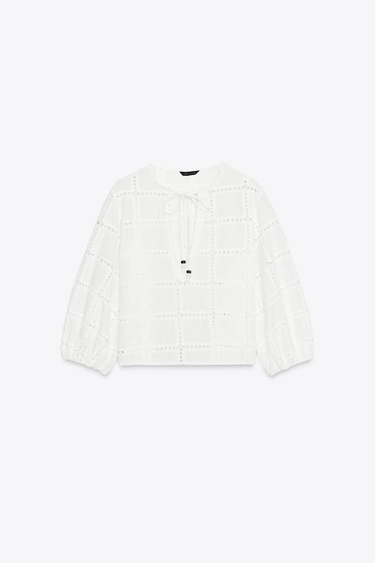 BLOUSE COURTE BRODÉE ET PERFORÉE
