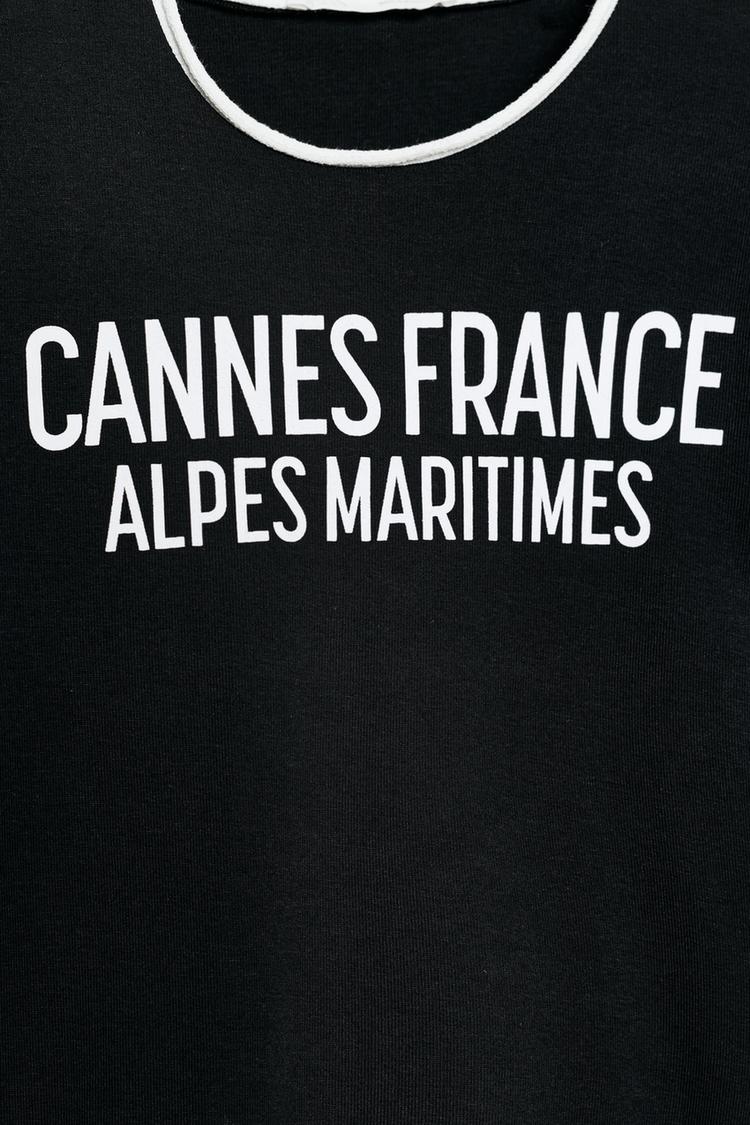 T-SHIRT À INSCRIPTION ET LISERES EN CONTRASTE