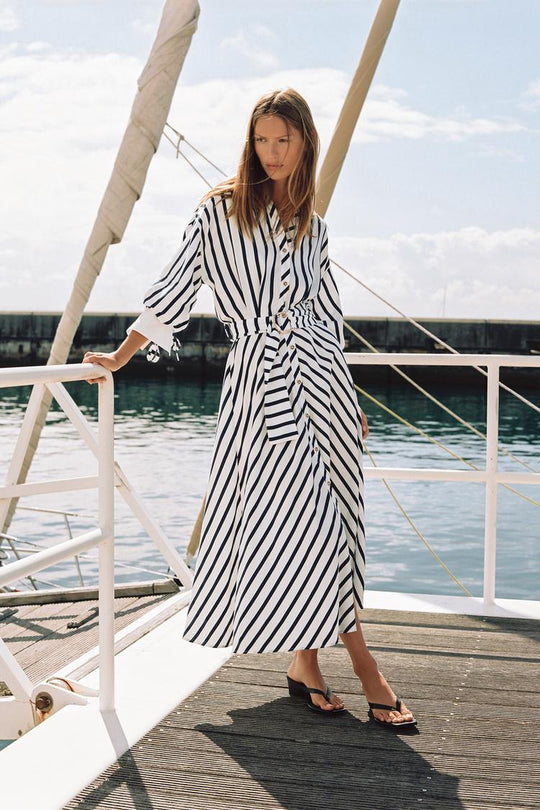 ROBE MI-LONGUE À RAYURES AVEC CEINTURE
