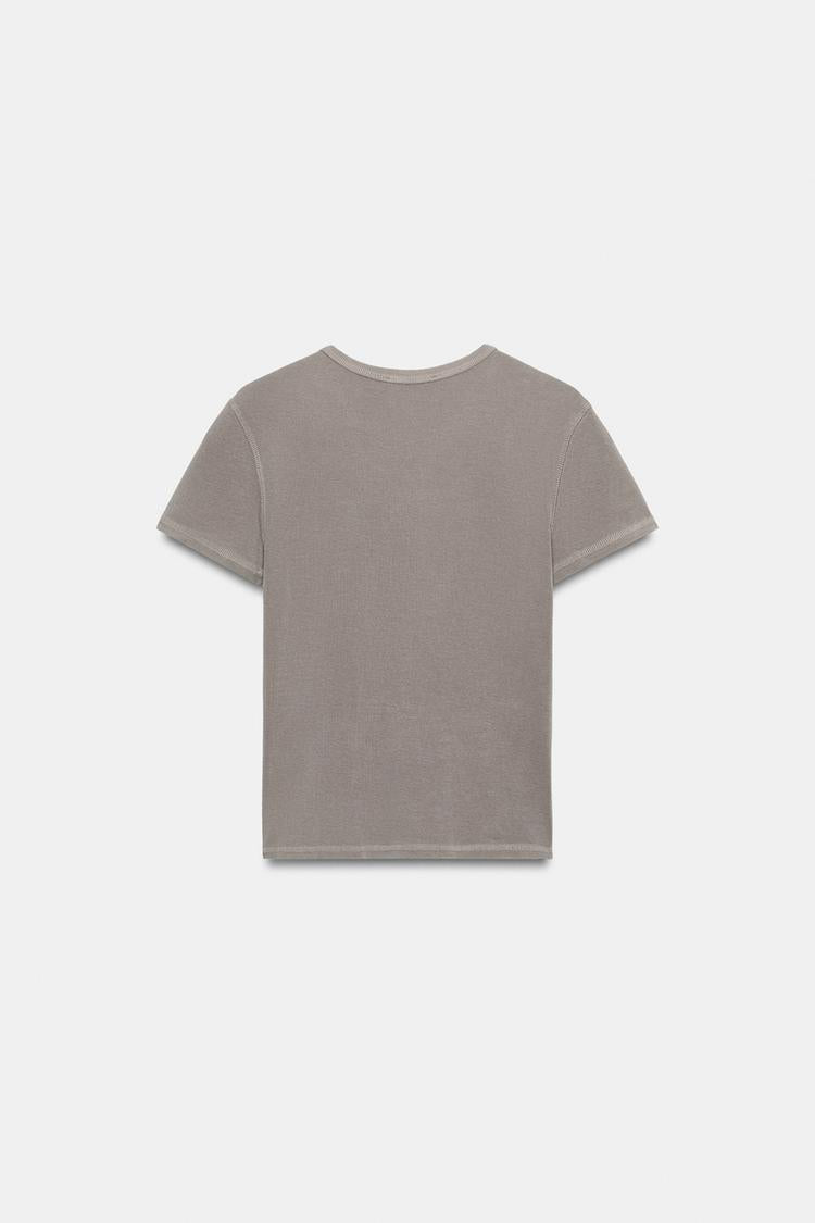 T-SHIRT MANCHES COURTES ET INSCRIPTION