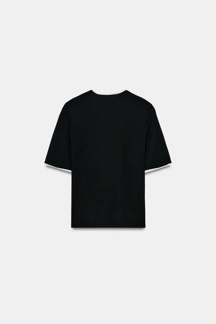 T-SHIRT À INSCRIPTION ET LISERES EN CONTRASTE