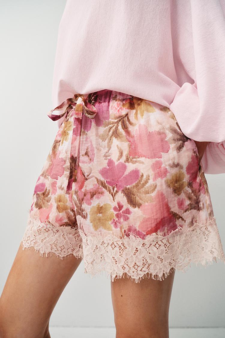 SHORT À IMPRIMÉ FLORAL ET DENTELLE