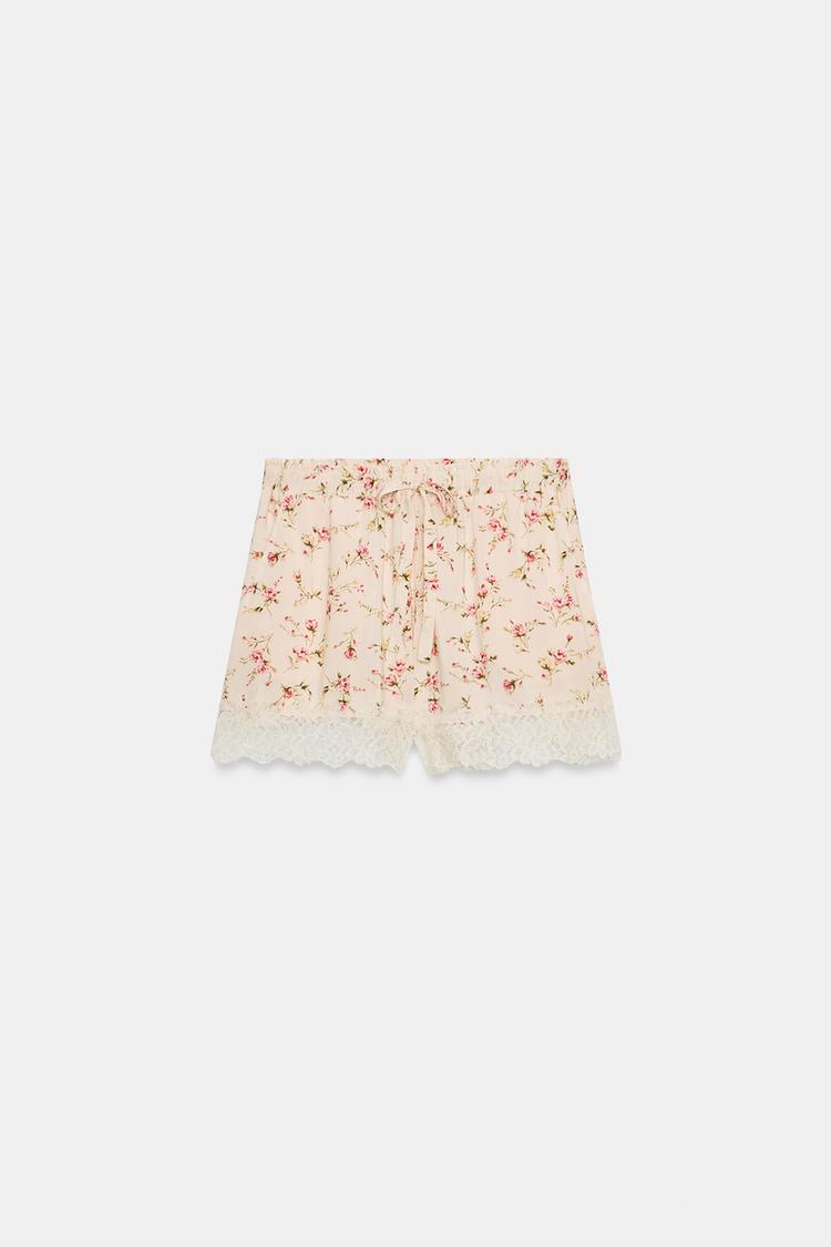 SHORT À IMPRIMÉ FLEURI ET DENTELLE