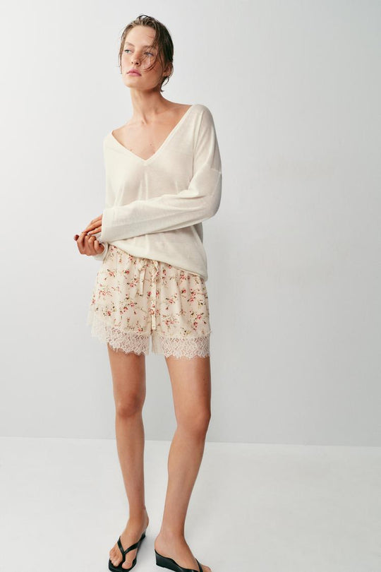 SHORT À IMPRIMÉ FLEURI ET DENTELLE
